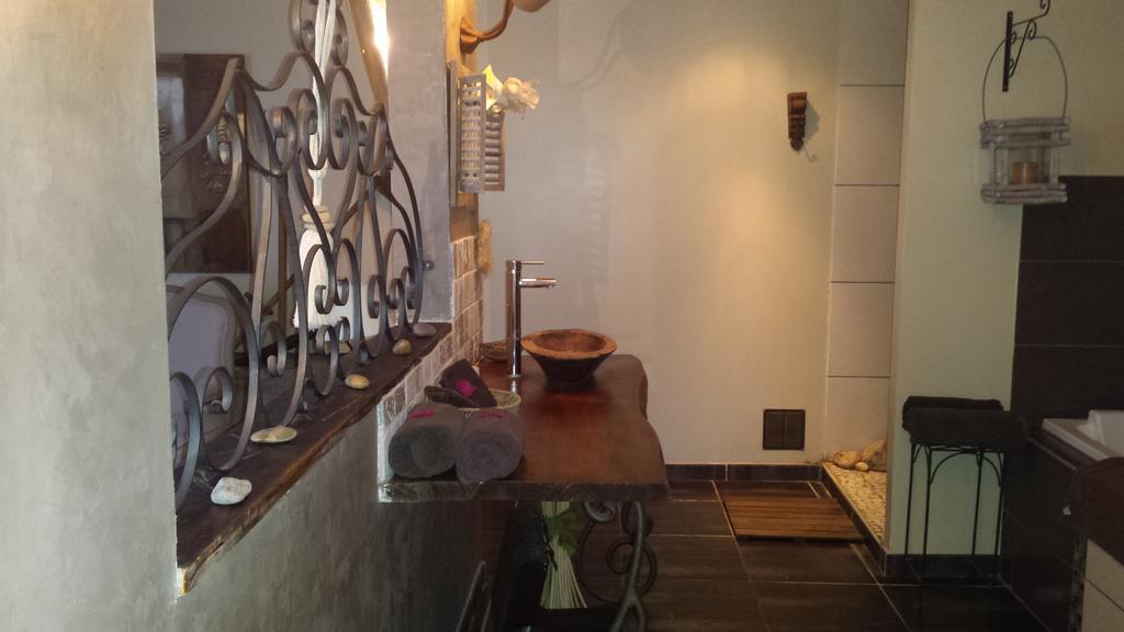 Chambres D'Hotes Secret D'Une Nuit: Vicq Guesthouse with Pool Room photo
